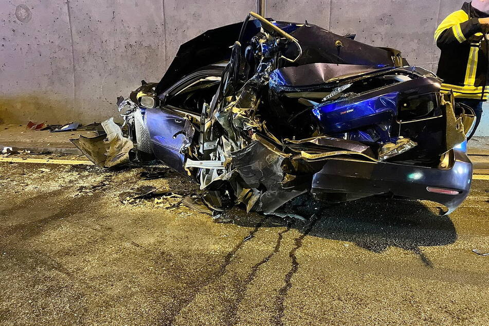 Unfall A38: Unfall im Heidkopftunnel: Mazda-Fahrer droht zu verbluten, Polizei rettet ihm das Leben