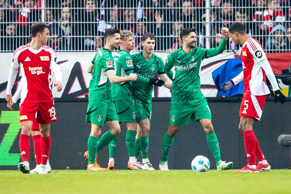 Tim Kleindienst (2.v.r.) feiert das 2:0 für Gladbach mit seinen Mitspielern.