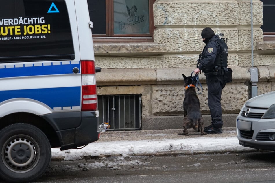 Dabei kam auch ein Hund zum Einsatz.