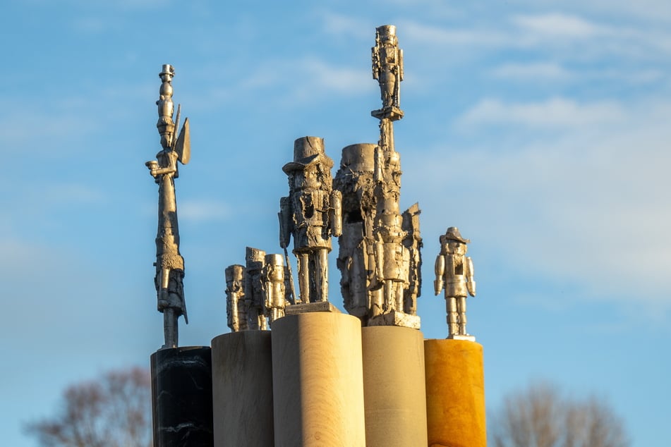 Passend zur Heimat: Die Skulptur auf dem Schillerplatz ist mit Engeln, Bergleuten und Nussknackern verziert.