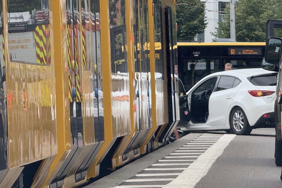 Abbiege-Manöver gescheitert: Auto bleibt mitten in Haltestelle stecken