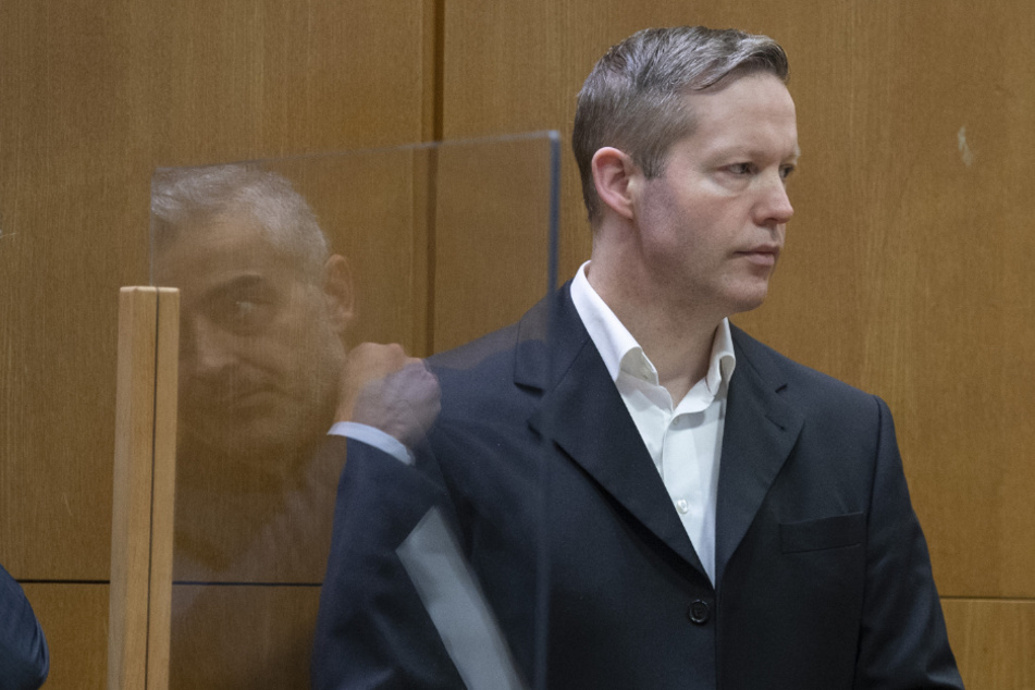Der Hauptangeklagte Stephan Ernst steht hinter der Anklagebank.