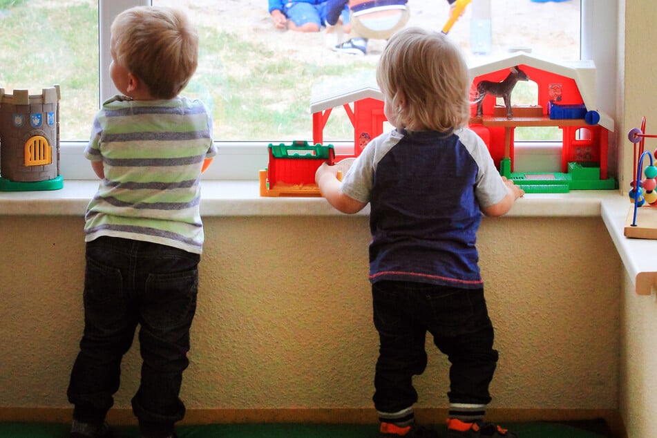 Kinder spielen in einer Kindertagesstätte (Symbolbild).