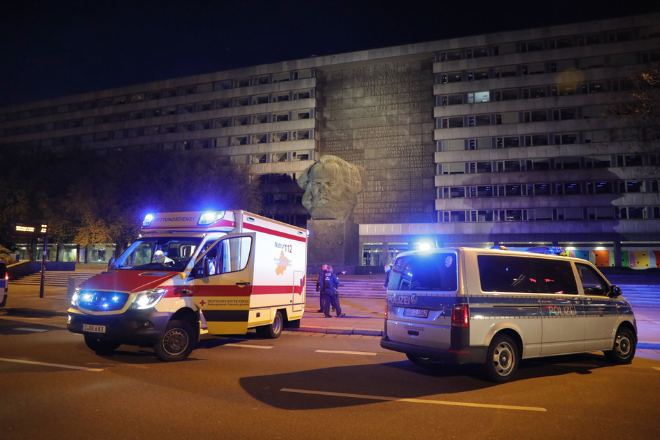 Am Chemnitzer Karl-Marx-Monument wurde in der Nacht auf Freitag ein 21-Jähriger attackiert (Archivbild).