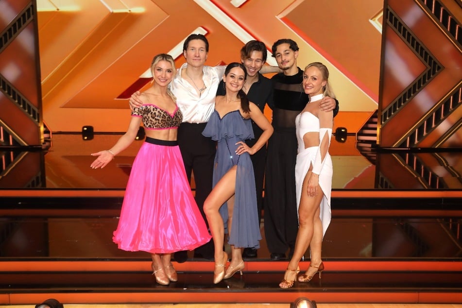 Anna-Carina Woitschack (33) mit Evgeny Vinokurov (35), Malika Dzumaev (35) und Joel Mattli (32) sowie Milano (27) mit Marta Arndt (36) kämpfen im Finale um den "Dancing Star 2026"-Titel.