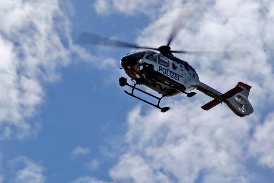 Ein Polizeihubschrauber suchte nach der 57-jährigen Urlauberin, die tot geborgen wurde. (Symbolbild)
