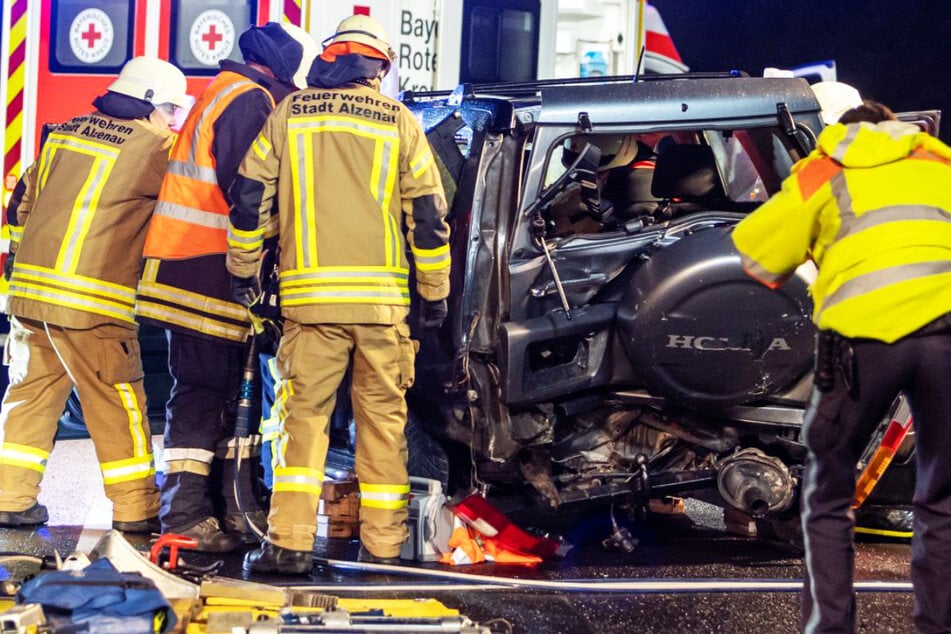 Verhängnisvoller Unfall auf der A45 in Unterfranken: Ein schwer verletzter Mann musste von der Feuerwehr aus dem Wrack seines Autos befreit werden.