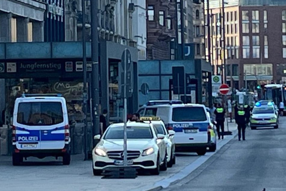 Am heutigen Dienstagabend sollen mehrere Personen am Jungfernstieg in Hamburg aneinandergeraten sein. Die Polizei war mit etlichen Kräften im Einsatz.