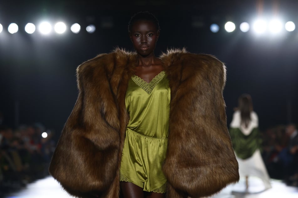 Mit üppige, schweren Pelzmänteln setzt Kilian Kerner ein modisches Statement.