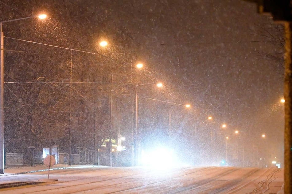 In Dresden ist der erste Neujahrs-Schnee gefallen.