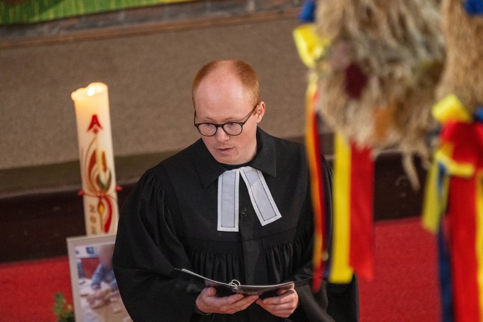 Vikar Tim Trabe leitete am Sonntag in der Marienkirche einen Familiengottesdienst. Laut vorläufigem Obduktionsergebnis ist der achtjährige Fabian Opfer eines Gewaltverbrechens geworden.