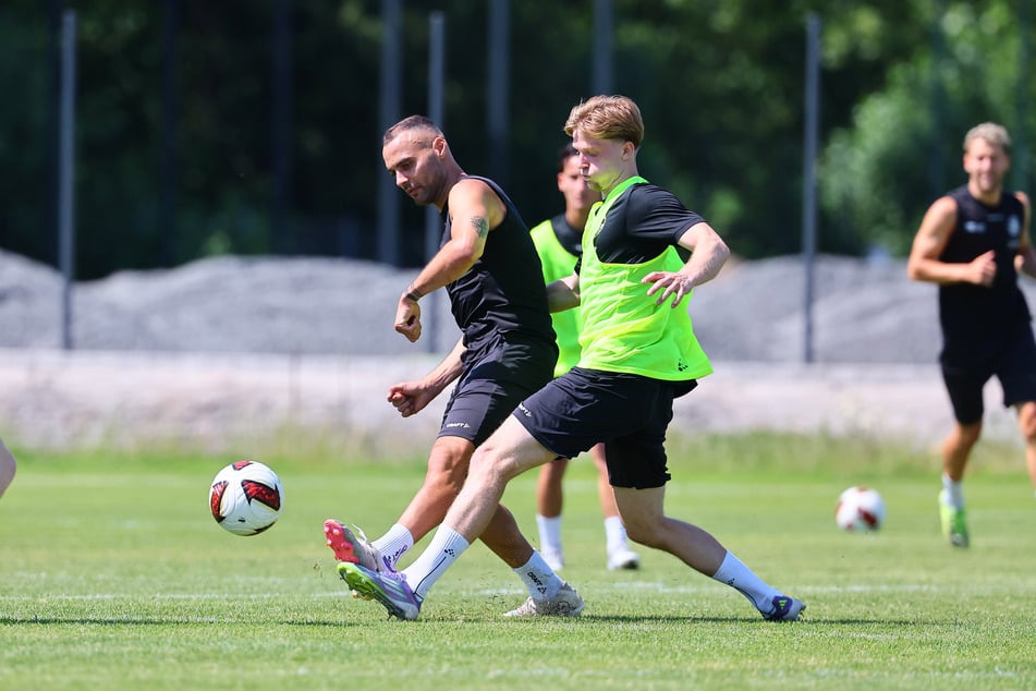 Probespieler Anton Lange (20, r.), hier im Zweikampf mit Vereinslegende Djamal Ziane (34).