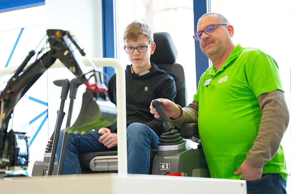 Die Industrie- und Handelskammer setzt nicht nur auf trockene Theorie, sondern lässt die Schüler auch praktisch ran.