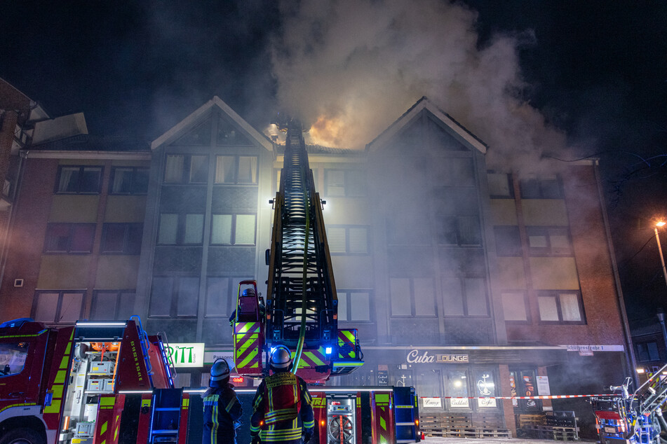 Flammen schlagen aus dem Dachstuhl des Wohnhauses.