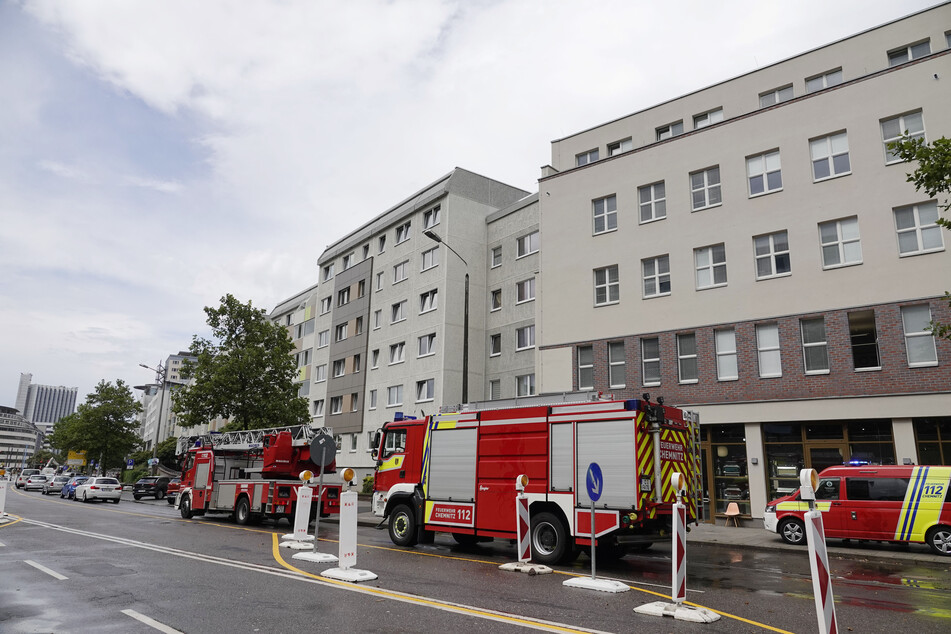 Chemnitz: Brandstiftung? Schon wieder Feuer in diesem Wohnblock in Chemnitz