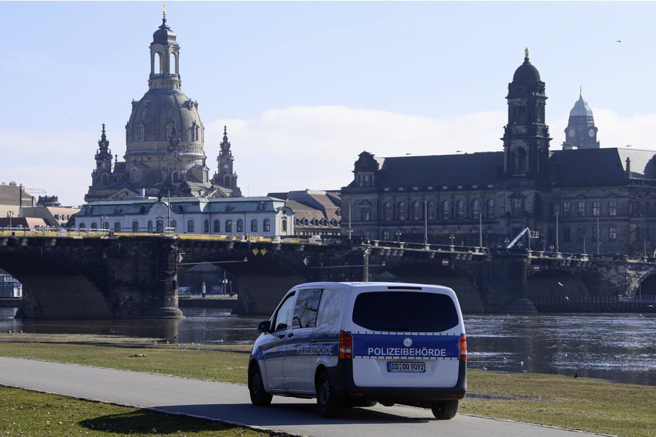 Sorgt auch am Ufer für Ordnung: Eine Streife der Polizeibehörde patrouilliert an der Elbe.