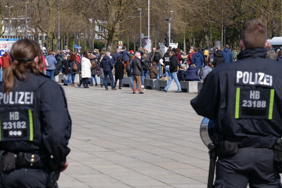 Die Polizei im Einsatz. Bei der Demonstration gegen die Corona-Maßnahmen haben Beamte mehrere Verstöße geahndet.