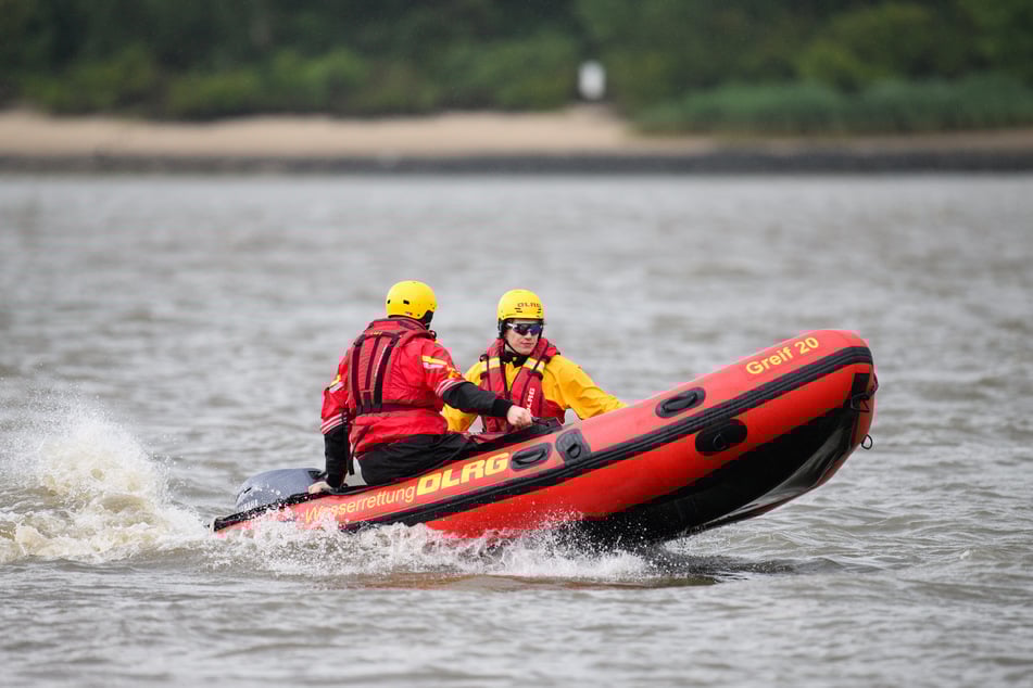 Die Elbe wurde mit Einsatzkräften der Feuerwehr, des DLRG und der Wasserschutzpolizei abgesucht. (Symbolbild)