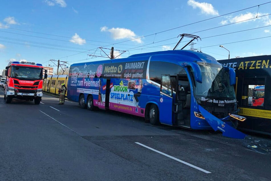 Der Reisebus ist seitlich mit der Straßenbahn zusammengeprallt.