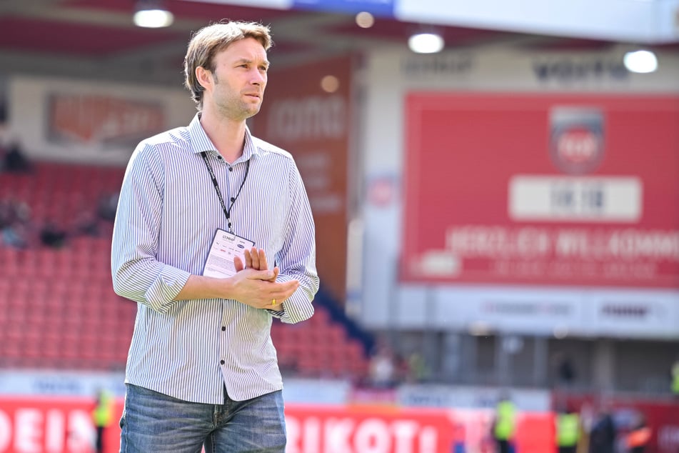 Bayer-Geschäftsführer Simon Rolfes (43) will mit dem Niederländer die positive Entwicklung der Werkself weiter vorantreiben.