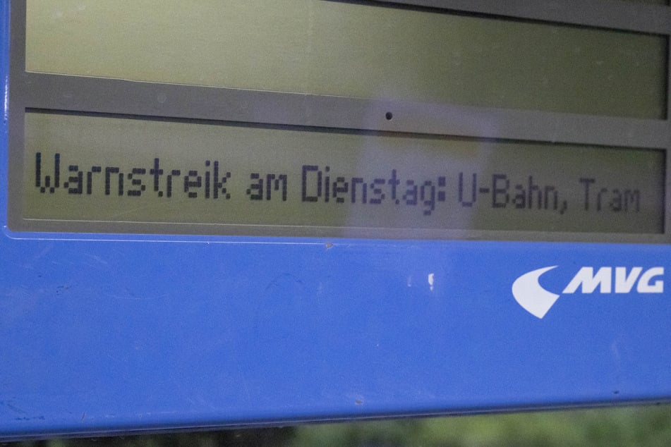 Eine Hinweistafel der MVG weist auf den Warnstreiks am Dienstag im Nahverkehr hin.