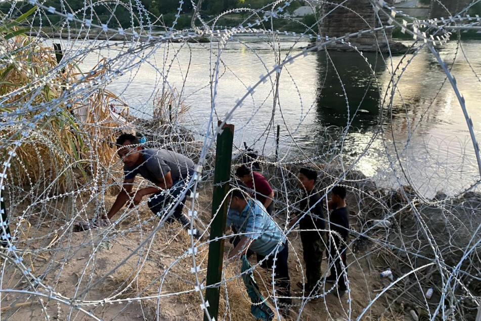Flüchtlinge an der mexikanisch-amerikanischen Grenze bei Eagle Pass.