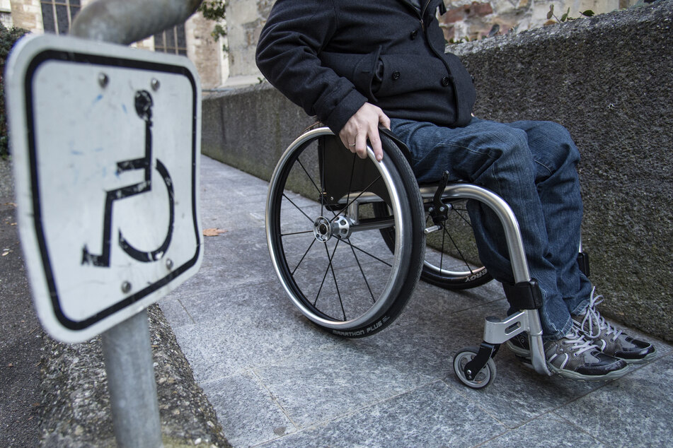 Rollstuhlfahrer will Straße überqueren und wird überfahren - tot!