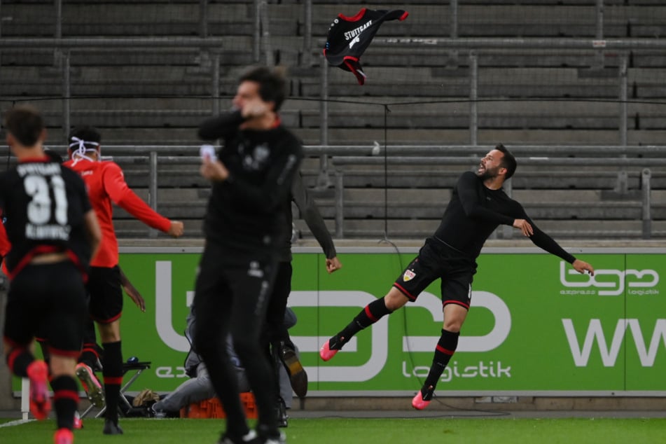 Gonzalo Castro (33, r.) wirft am 28. Mai 2020 nach seinem unglaublich wichtigen 3:2 Siegtreffer im Zweitligaspiel gegen den Hamburger SV sein Trikot weg.