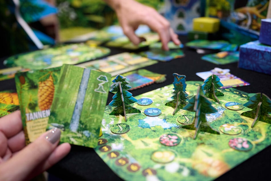 Würfeln, lachen, Kakao schlürfen: Im Kölner Spielecafé wird der verregnete Abend zum geselligen Highlight. (Symbolbild)