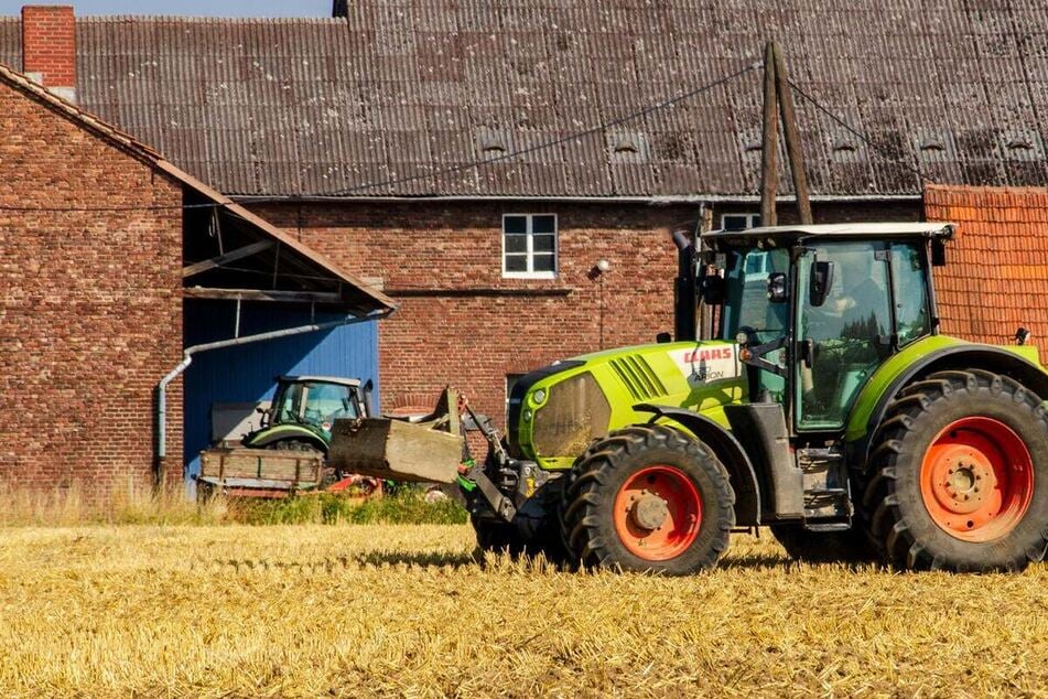 Vom eigenen Traktor überrollt: Fataler Fehler wird Senior (†83) zum Verhängnis!