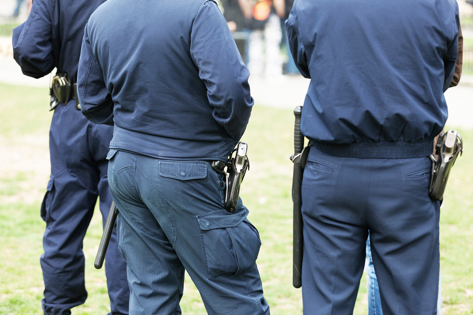 Ein Beamter zog seine Schusswaffe bei dem "Einsatz". (Symbolbild)