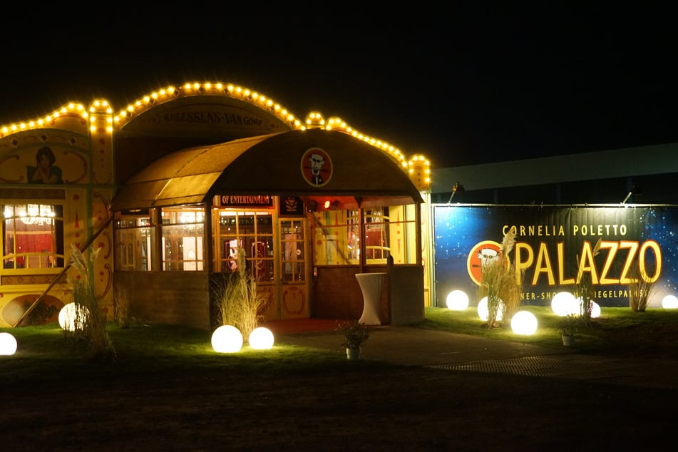 Am Donnerstag startet die 10. Saison von Cornelia Polettos PALAZZO im Hamburger Spiegelpalast. Ab der S-Bahn-Station "Diebsteich" ist dieses ausgeschildert.