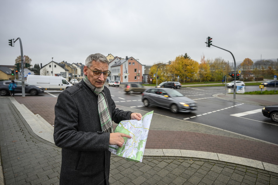 Flöhas Oberbürgermeister Volker Holuscha (61, Linke) zeigt die Staufalle auf der Stadtkarte.