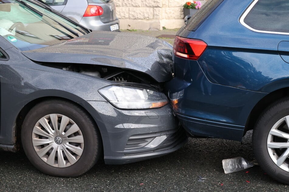 Zwei Autos waren nach dem Unfall nicht mehr fahrbereit.