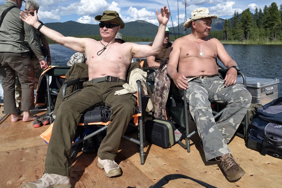 Wladimir Putin (70) und sein enger Mitarbeiter Sergej Schoigu beim Angeln. (Archivbild)