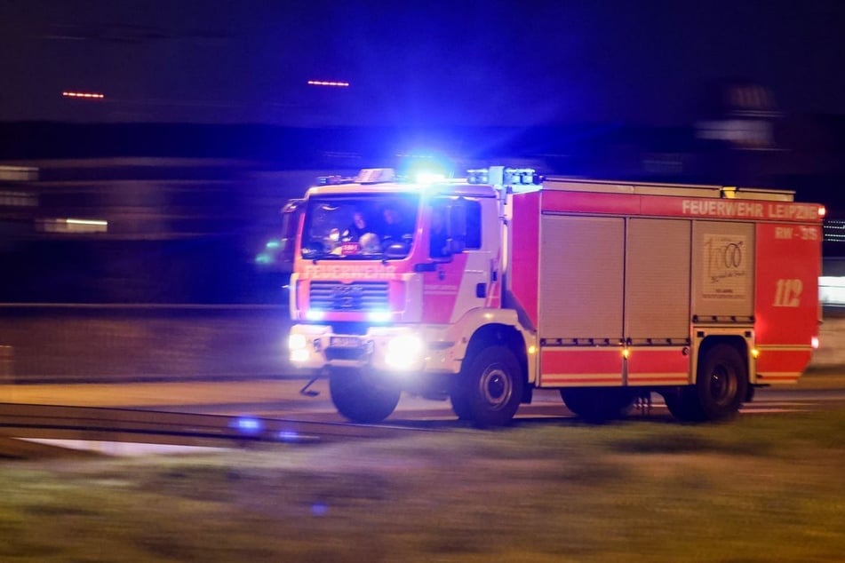 Die Feuerwehr versucht seit Sonntagabend den Brand in Breitungen zu löschen. (Symbolbild)