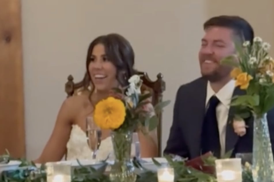 Griffin Carew (32) y su esposa disfrutaron durante el discurso.