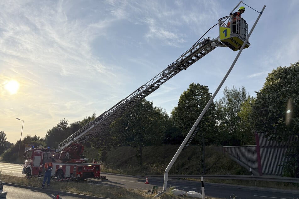 Die Laterne musste durch die Feuerwehr demontiert werden.