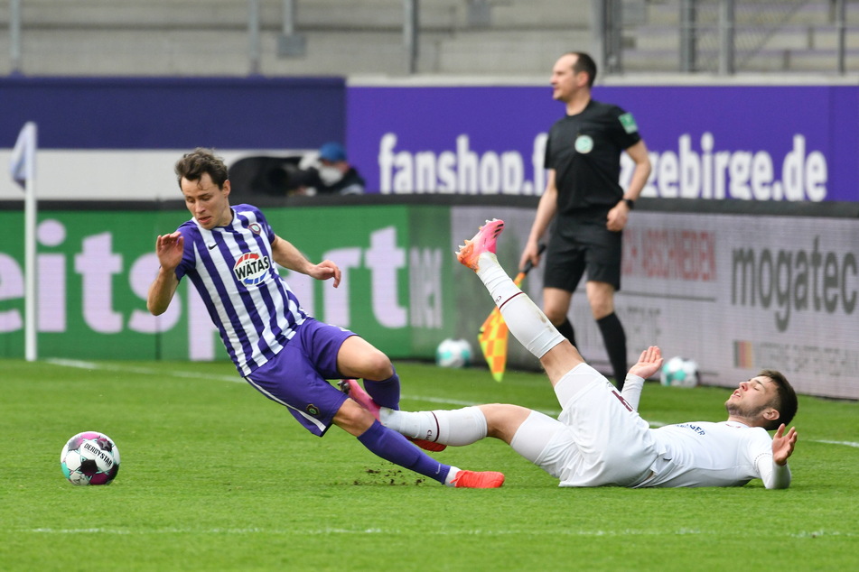 Clemens Fandrich (30, l.) zählte bei der Heimniederlage gegen Nürnberg zu den Auer Lichtblicken.