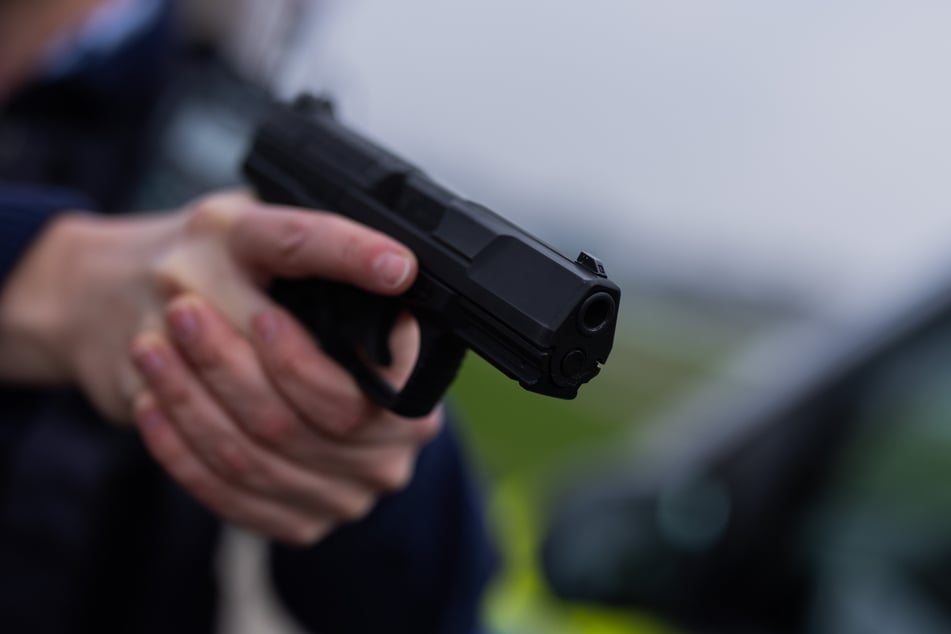 Ein Polizist musste beim Einsatz sogar zu seiner Dienstwaffe greifen. (Symbolfoto)