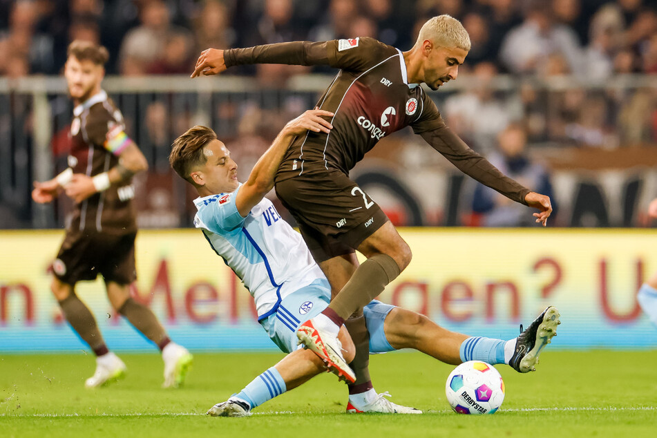Der FC St. Pauli um Elias Saad (24, vorne) behielt in dieser Saison zweimal die Oberhand gegen den FC Schalke 04.