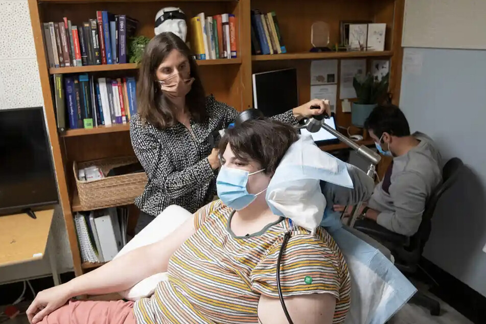 Professor Katherine Scangos (l.) monitored the implant in Sarah's head.