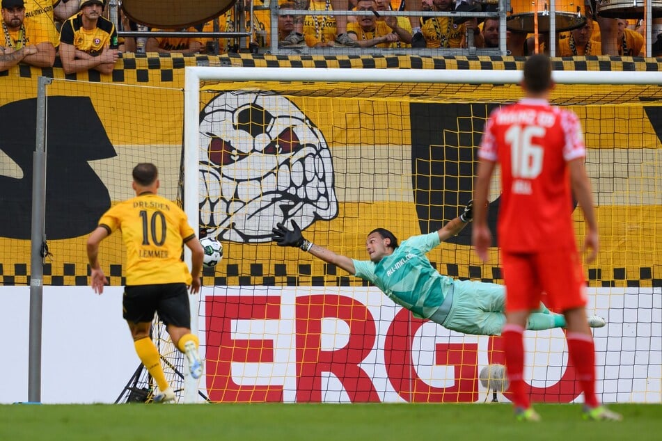 Hier schlägt es im Dynamo-Tor zum 0:1 ein.