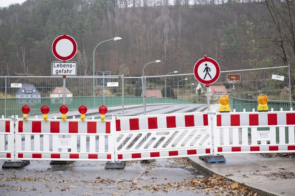 Nicht einmal Fußgänger dürfen die Brücke passieren. Der Elberadweg, der unter der Brücke entlangführt, ist jedoch wieder freigegeben.