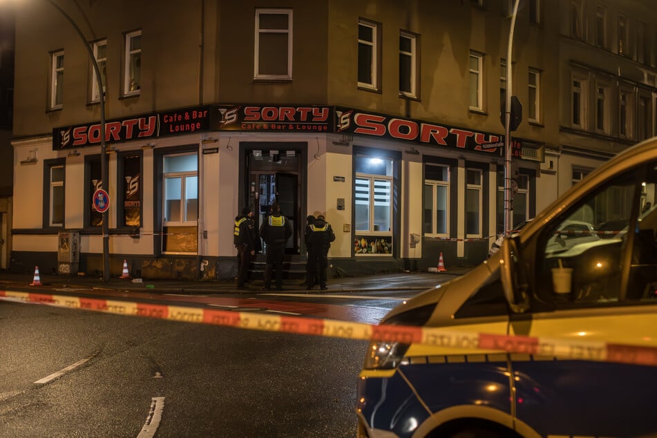 Einsatzkräfte der Polizei sperrten den Tatort rund um die Bar weiträumig ab.