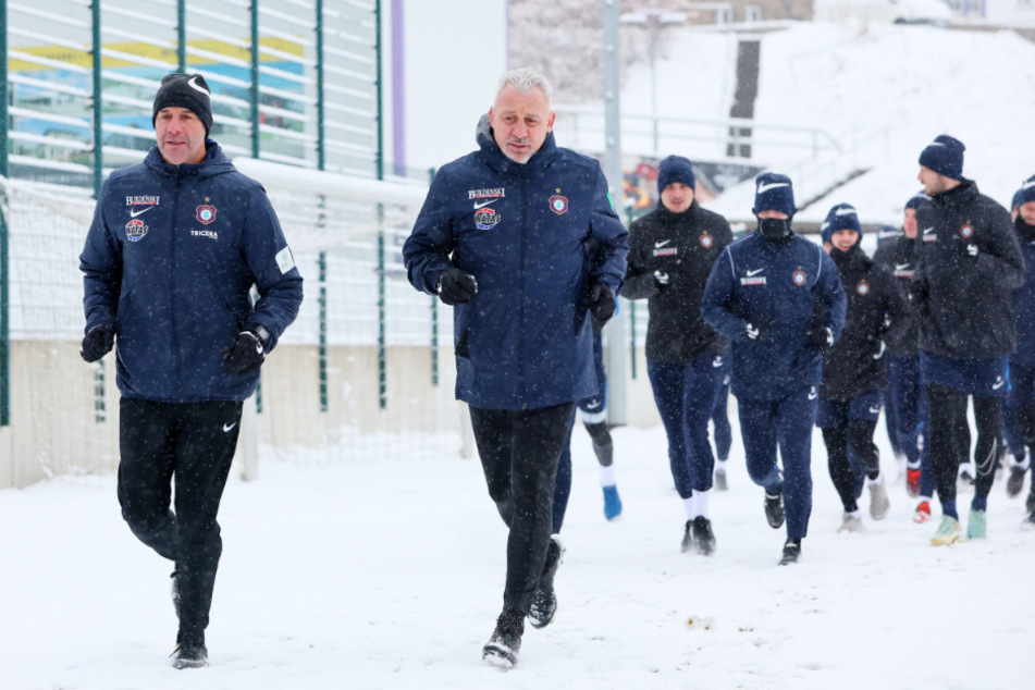 Erfolg ist vor allem harte Arbeit. Pavel Dotchev (57, r.) und Co-Trainer Werner Schoupa (57) geben auch im Schnee Vollgas.