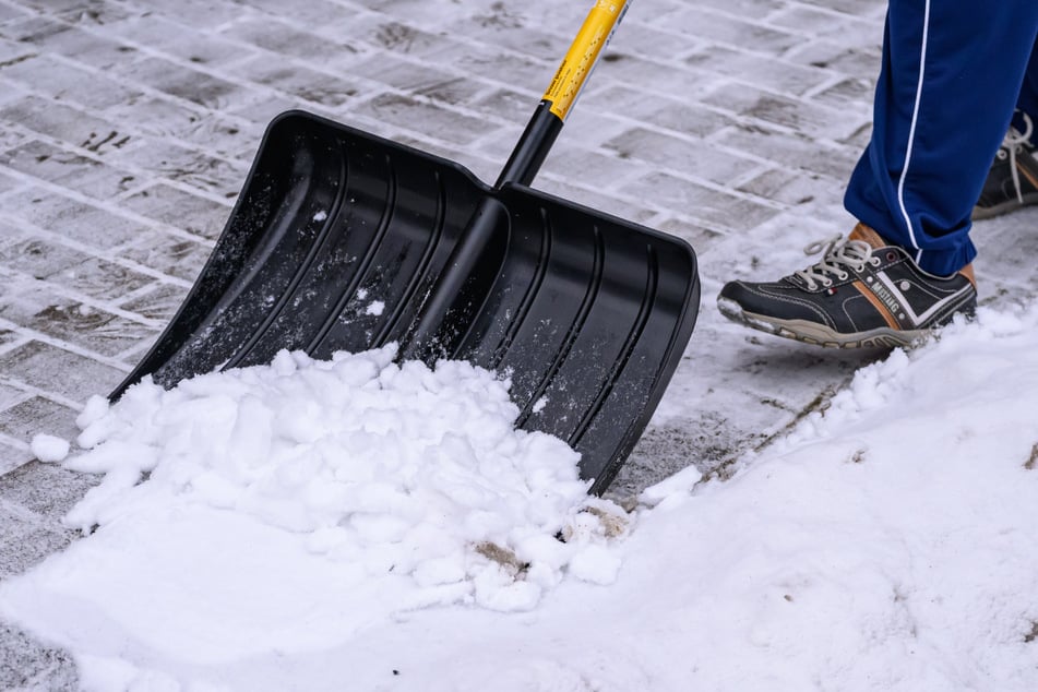 Winterliche Straßen in NRW: In den kommenden Tagen bleibt es kalt, nass und stellenweise glatt. (Symbolfoto)