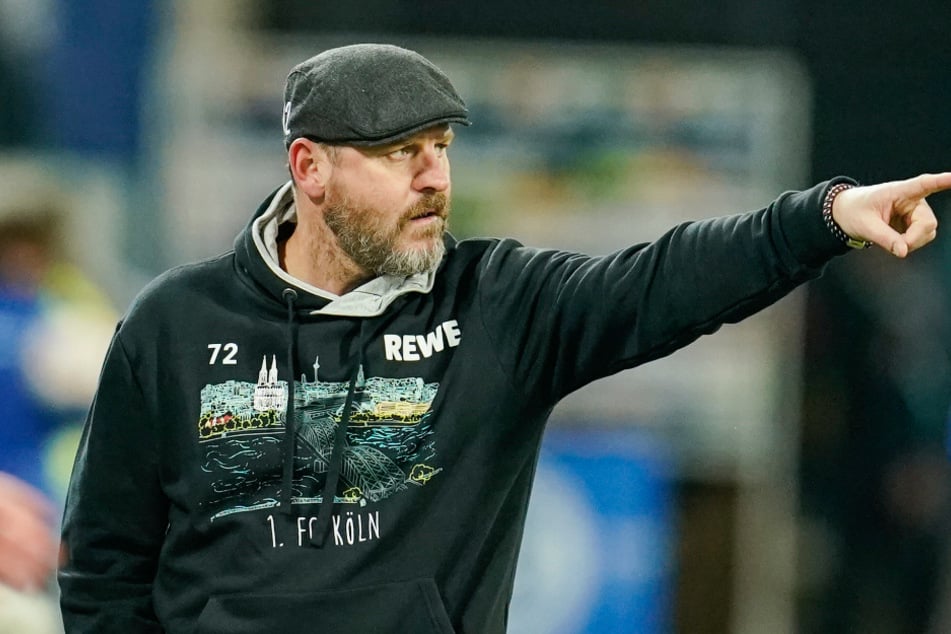 Von Juli 2022 bis Dezember 2023 stand Steffen Baumgart (54) in 98 Pflichtspielen mit seiner legendären Schiebermütze beim 1. FC Köln an der Seitenlinie. (Archivbild)
