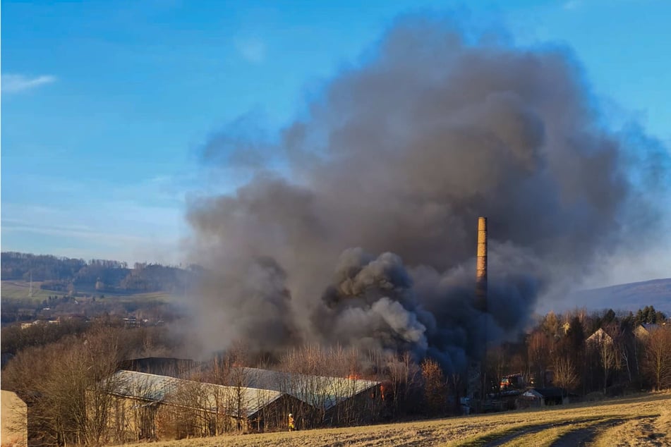 Eine dunkle Rauchwolke steigt derweil über der Kleinstadt Schirgiswalde-Kirschau auf.