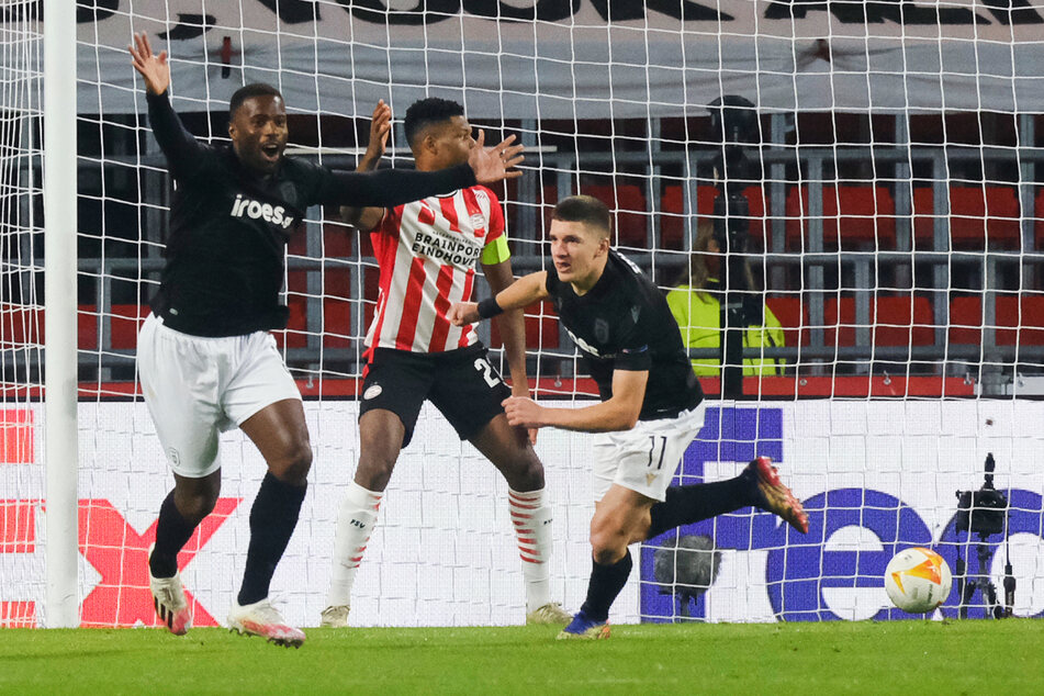 Christos Tziolis (19, r.) machte in der Europa-League-Gruppenphase mit drei Toren und zwei Vorlagen in fünf Spielen auf sich aufmerksam. Vor allem gegen die PSV Eindhoven glänzte er.